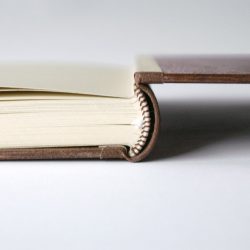dřevěná Rodová kniha