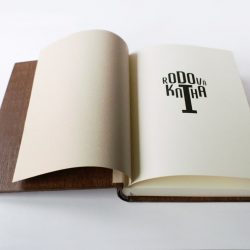 dřevěná Rodová kniha