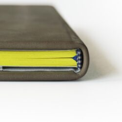 Kožený deník s kapsou